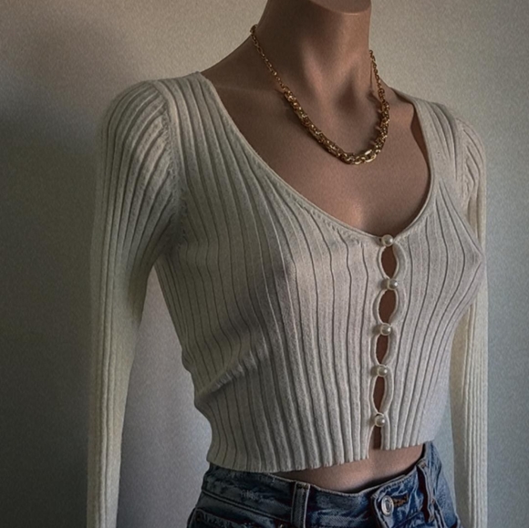 Tops - 🆕️The Lorraine// Ivory pearl button crop top